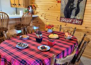 HIGH ON SKI MOUNTAIN Pool, Hot tub, King bed, Private balcony, sleeps 6